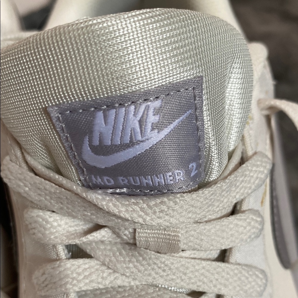 - Nike MD RUNNER 2 size 8.5 Off-White and Light Gray Sneakers like new - Picture 3 of 9